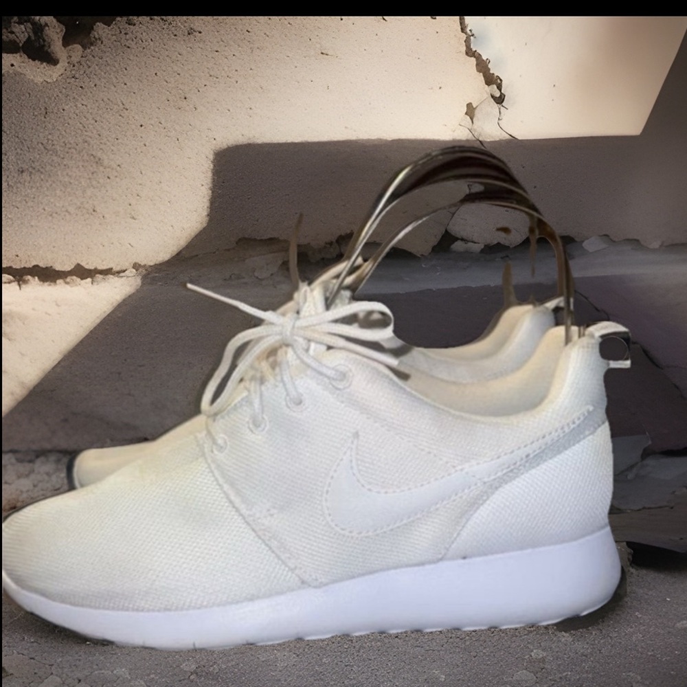 Nike Roshe Sneakers, Youth Grade School Size 7Y or Women’s Size 9